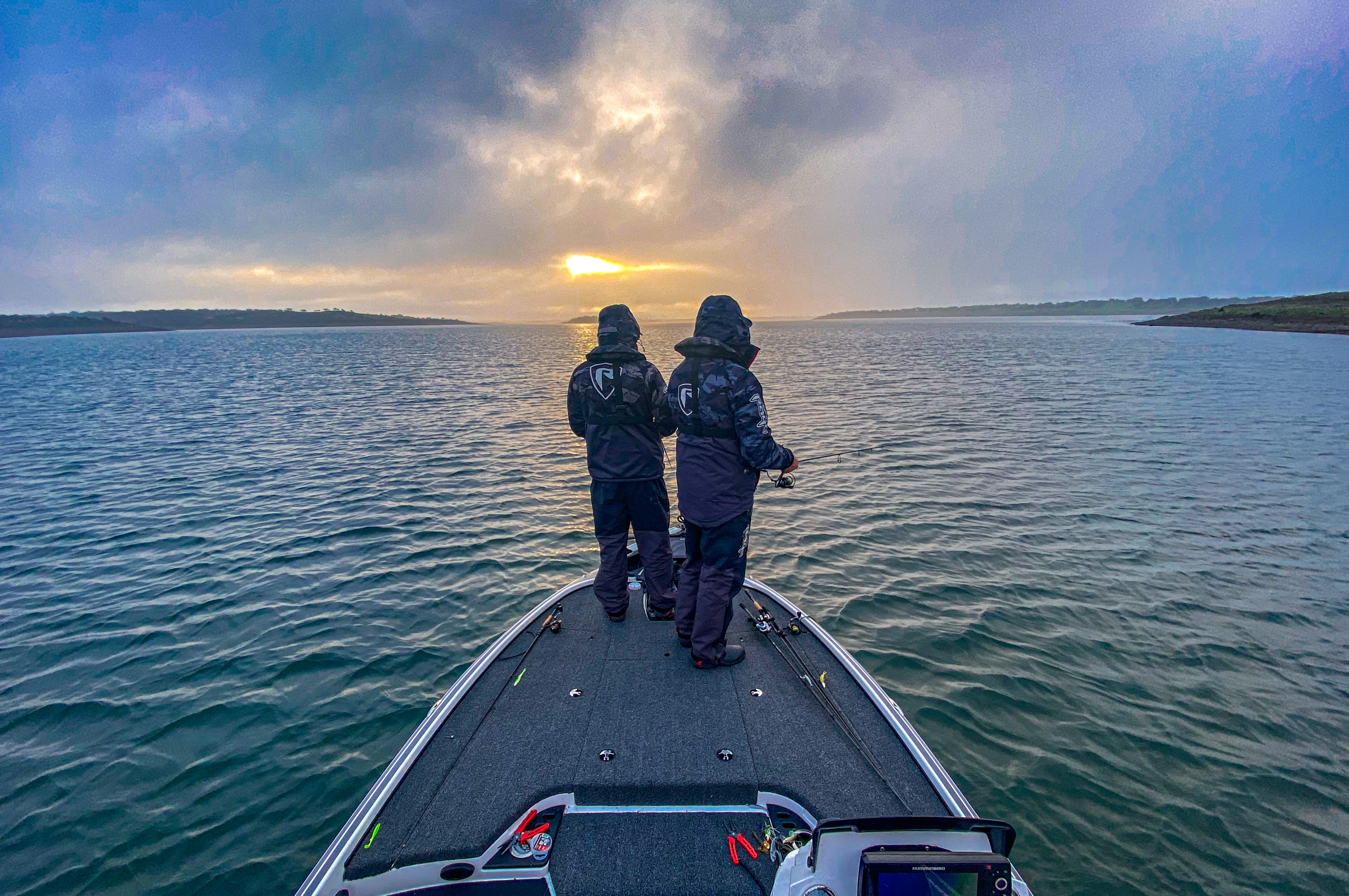 Alqueva Escape Fishing, Venez vivre une expérience unique, sur l'un des plus grands lacs d'Europe, pour un séjour en famille ou entre amis, à traquer sandre, barbeau ou black-bass. Soleil couchant depuis le bateau