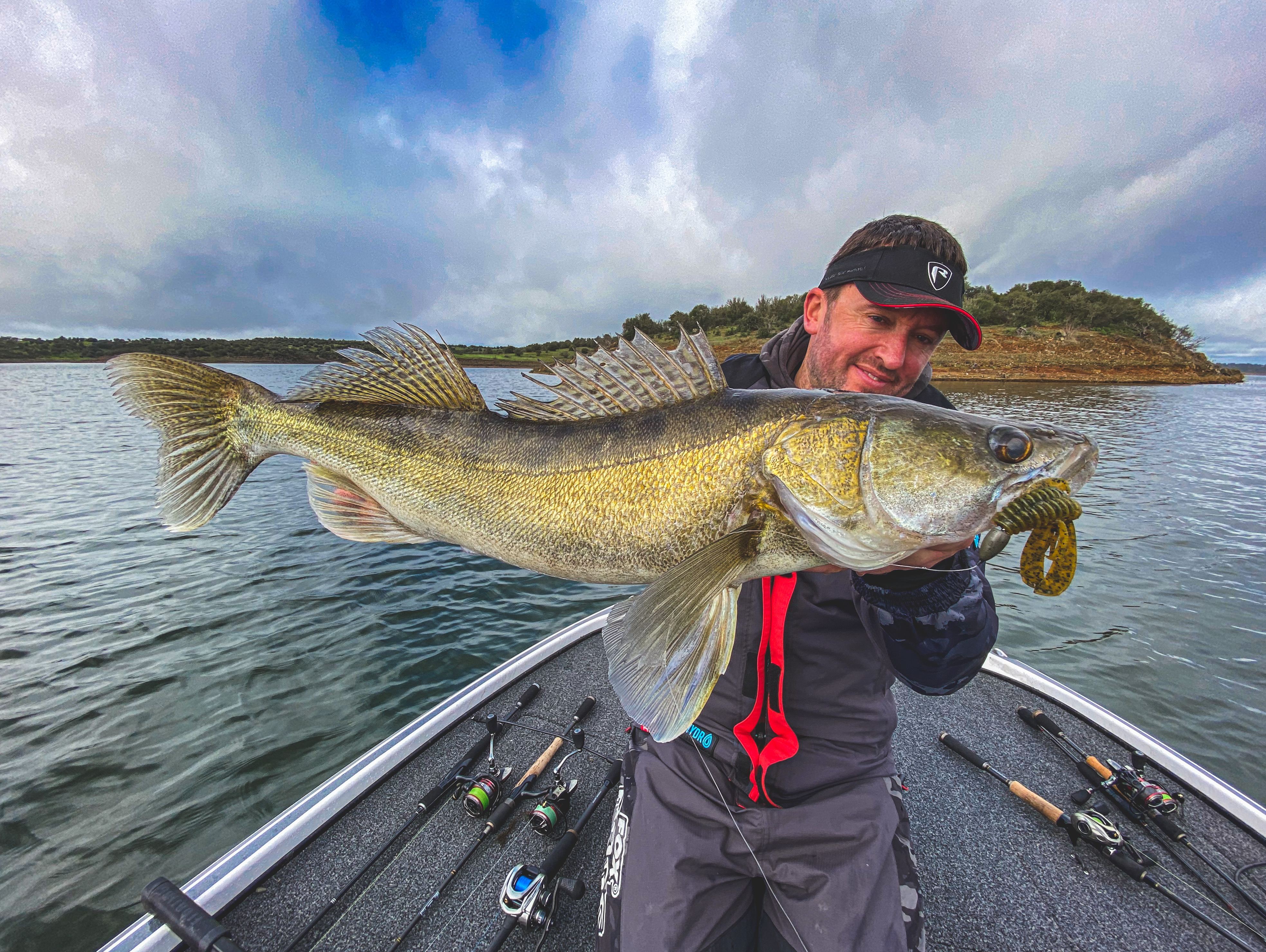 Alqueva Escape Fishing, Venez vivre une expérience unique, sur l'un des plus grands lacs d'Europe, pour un séjour en famille ou entre amis, à traquer sandre, barbeau ou black-bass. Sylvain Legendre avec un beau sandre