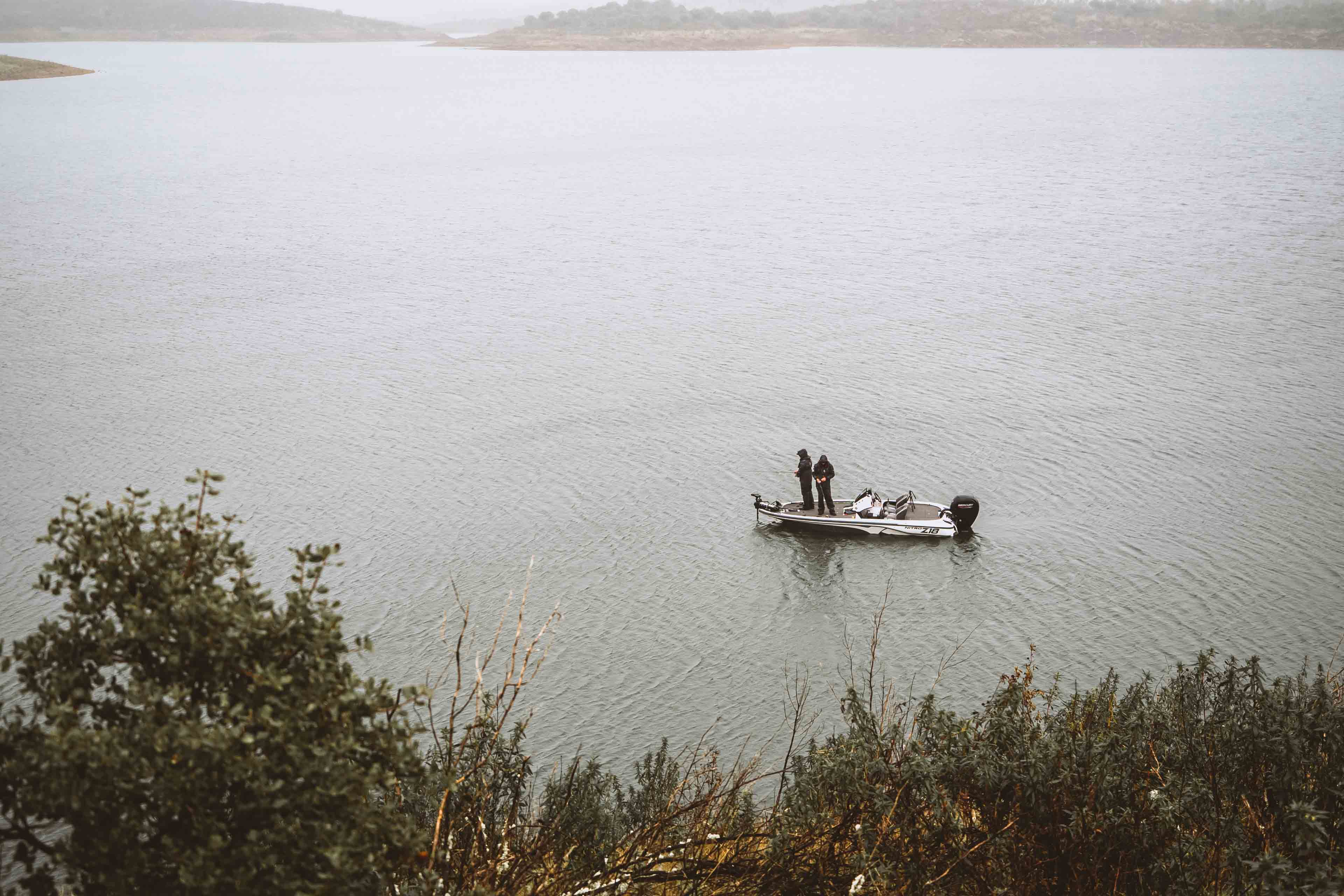 Alqueva Escape Fishing, Venez vivre une expérience unique, sur l'un des plus grands lacs d'Europe, pour un séjour en famille ou entre amis, à traquer sandre, barbeau ou black-bass. Nitro Z18 en action