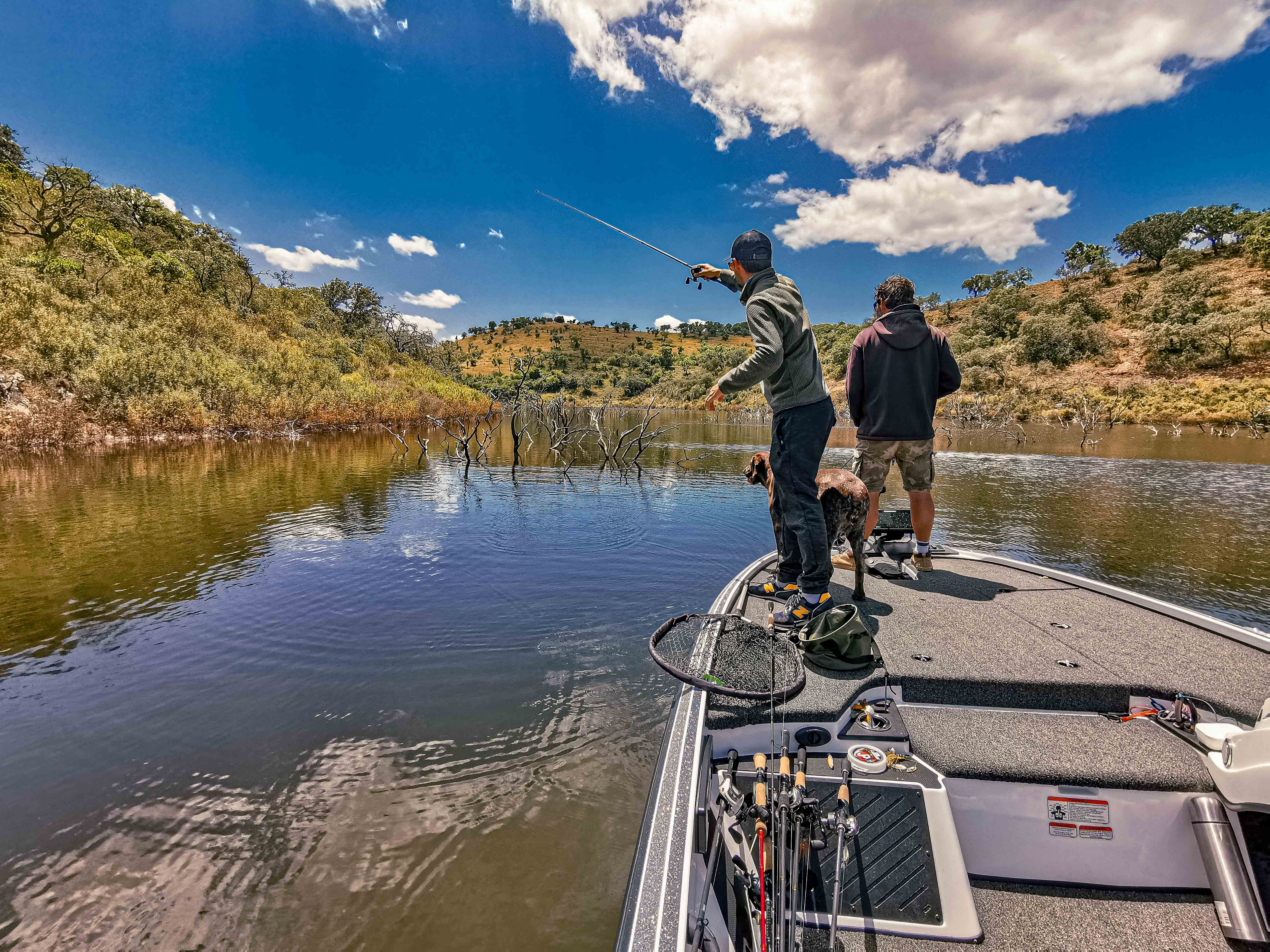 Alqueva Escape Fishing, Venez vivre une expérience de pêche unique, sur l'un des plus grands lacs d'Europe, pour un séjour en famille ou entre amis, à traquer sandre, barbeau ou black-bass.