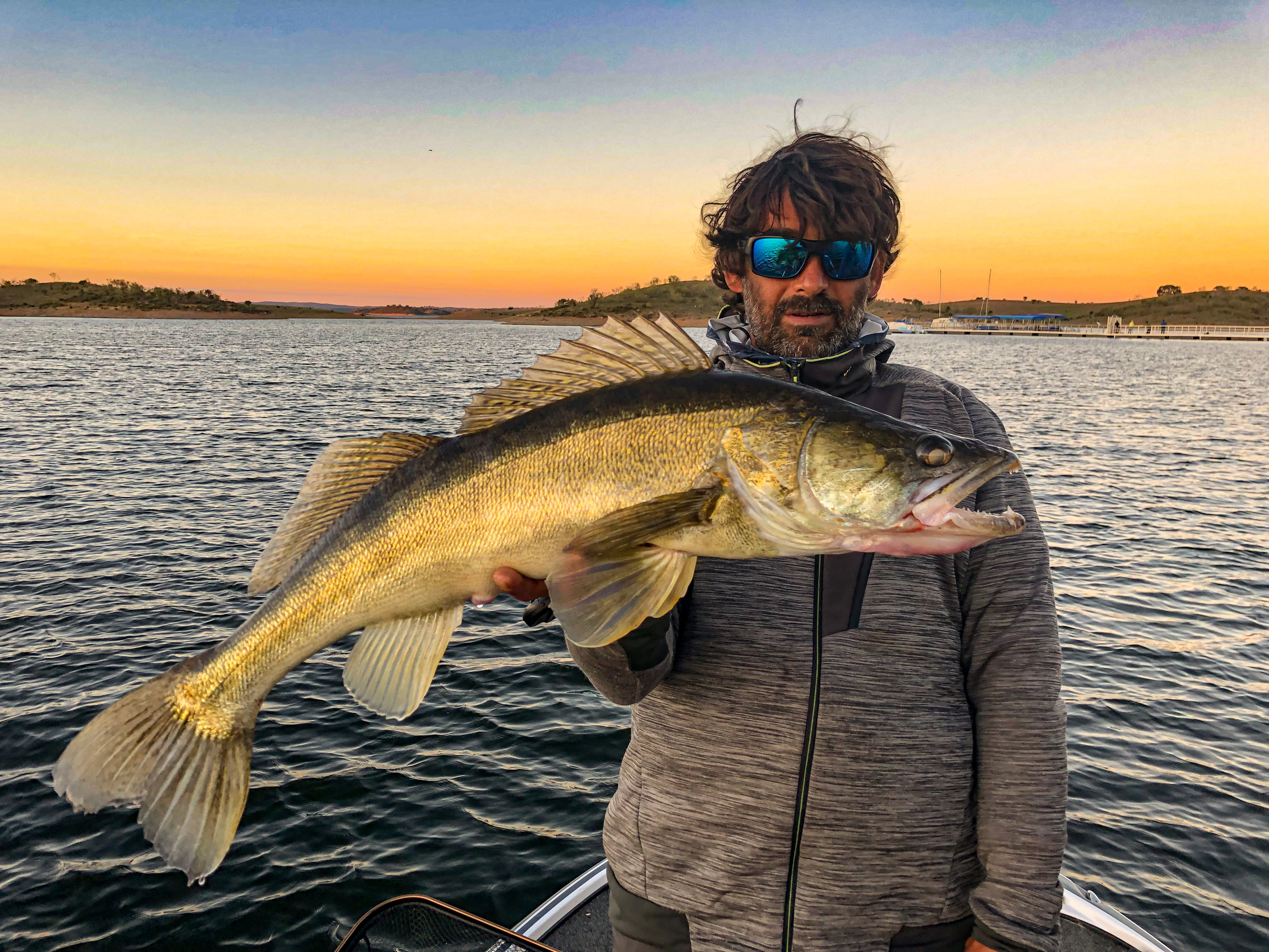 Alqueva Escape Fishing, Venez vivre une expérience de pêche unique, sur l'un des plus grands lacs d'Europe, pour un séjour en famille ou entre amis, à traquer sandre, barbeau ou black-bass.