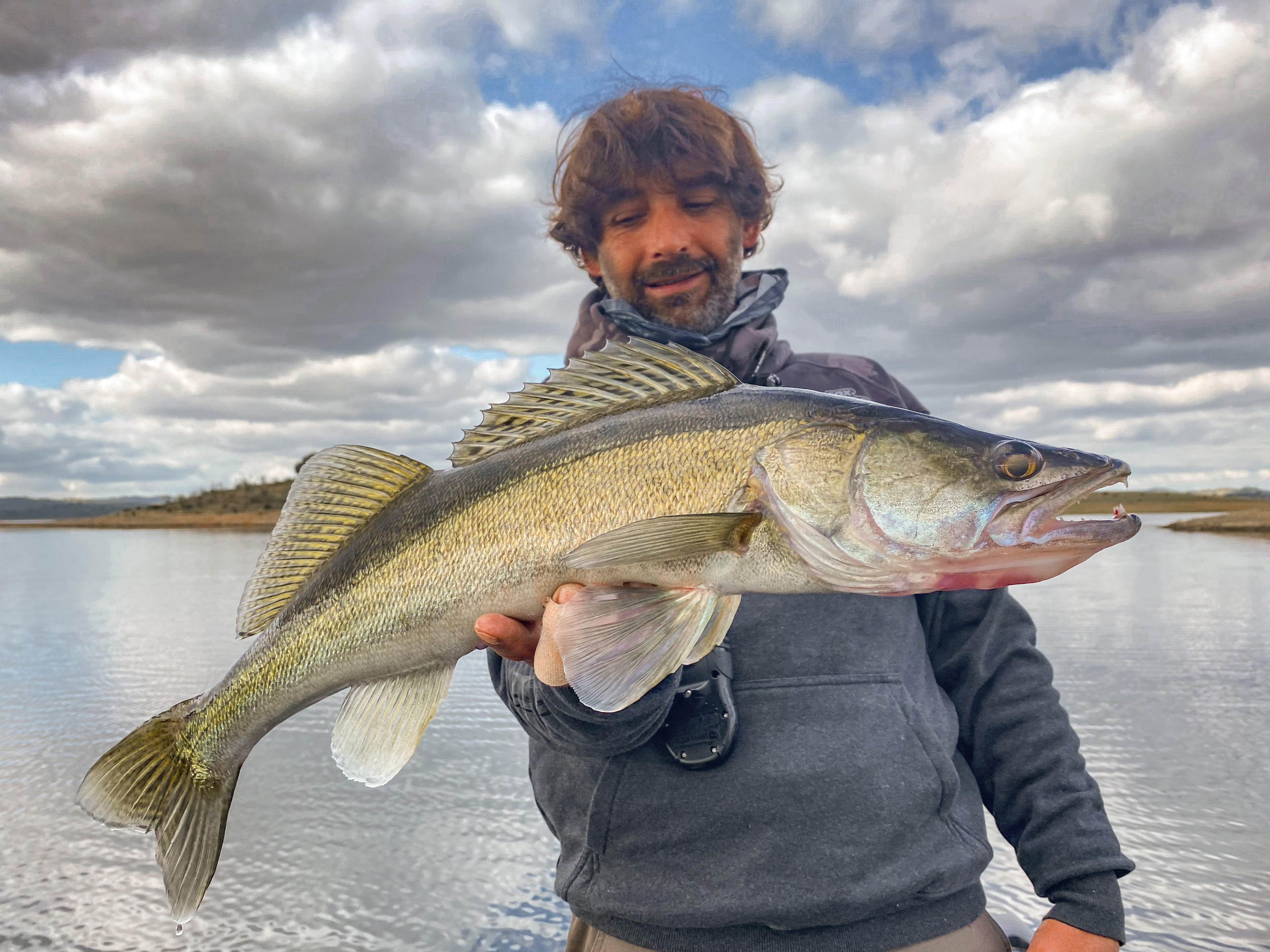 Alqueva Escape Fishing, Venez vivre une expérience de pêche unique, sur l'un des plus grands lacs d'Europe, pour un séjour en famille ou entre amis, à traquer sandre, barbeau ou black-bass.