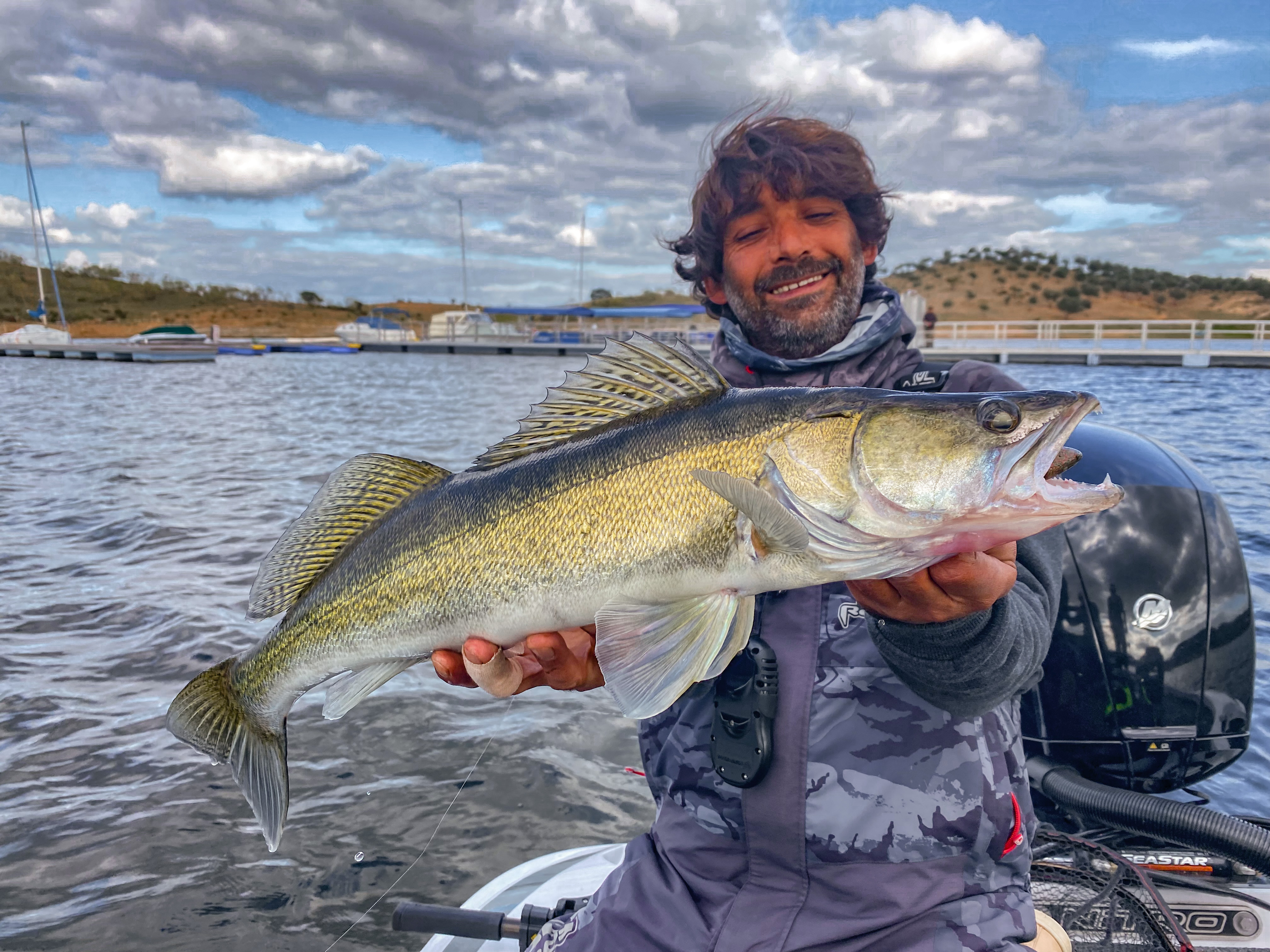 Alqueva Escape Fishing, Venez vivre une expérience de pêche unique, sur l'un des plus grands lacs d'Europe, pour un séjour en famille ou entre amis, à traquer sandre, barbeau ou black-bass.