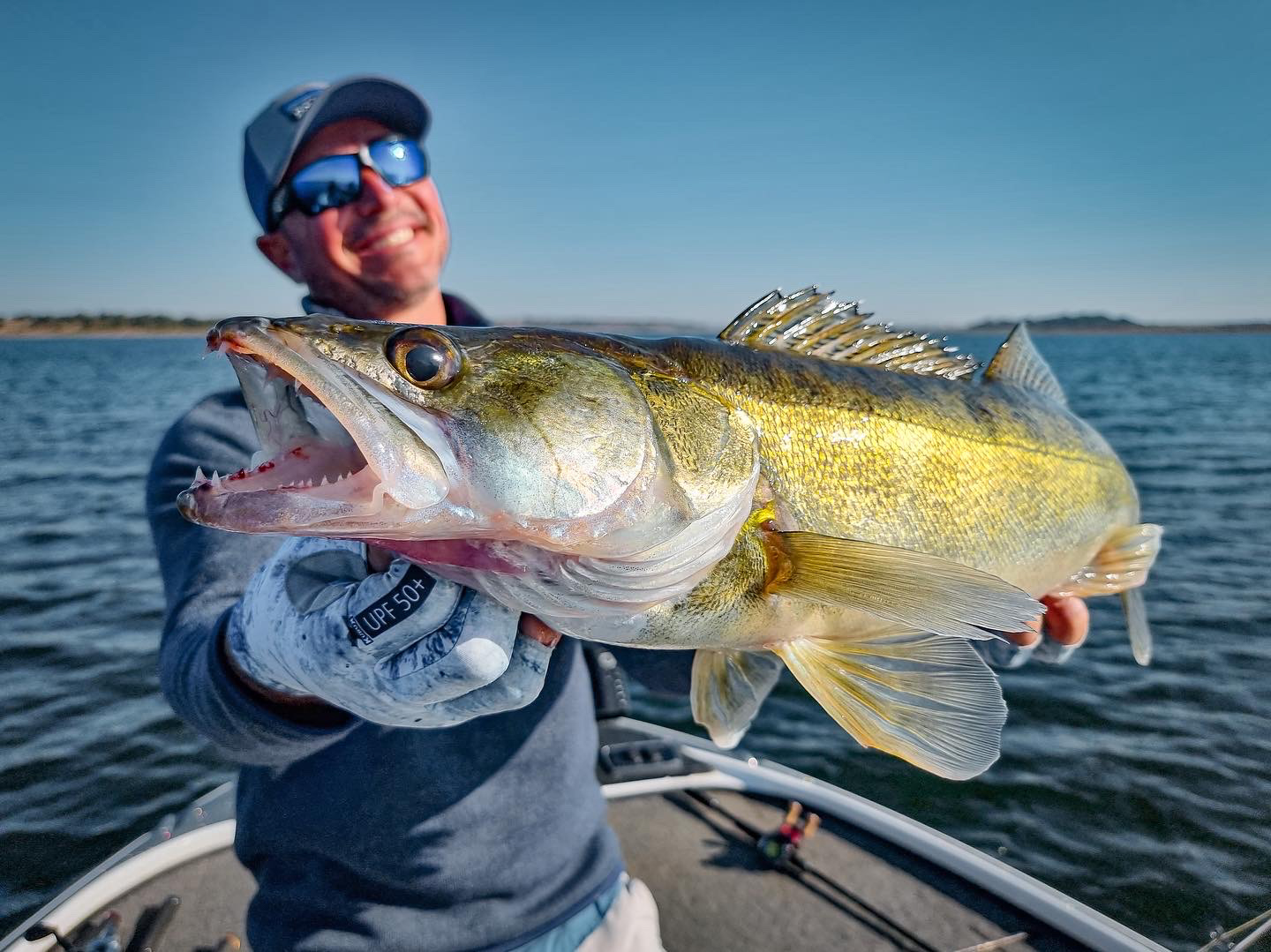 Alqueva Escape Fishing, Venez vivre une expérience unique, sur l'un des plus grands lacs d'Europe, pour un séjour en famille ou entre amis, à traquer sandre, barbeau ou black-bass. Sylvain et JB avec un sandre